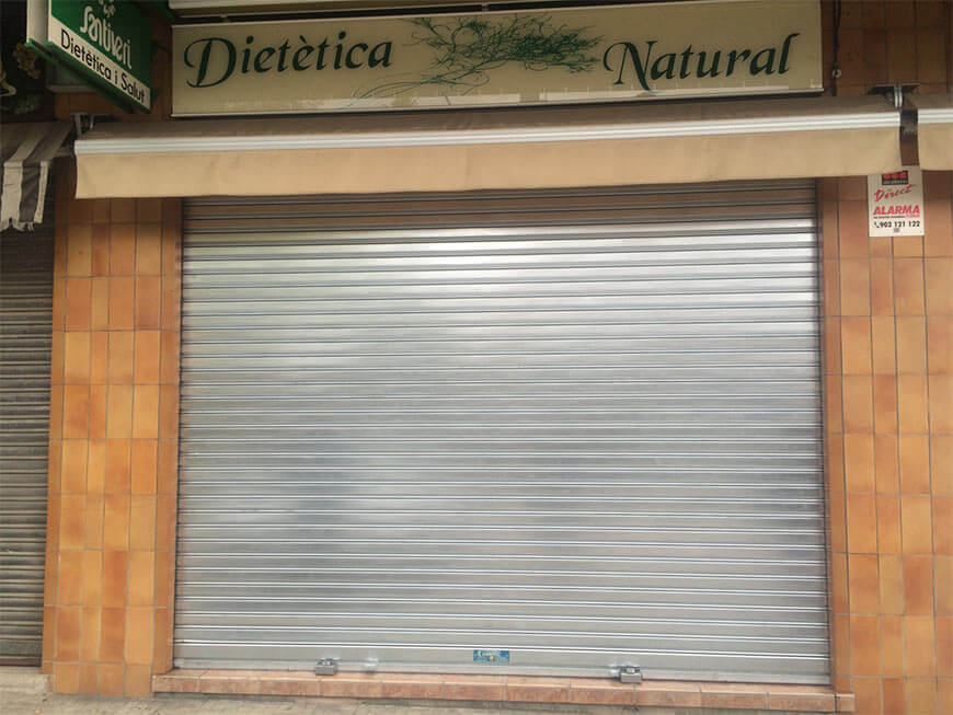 Puerta metálica automatizada