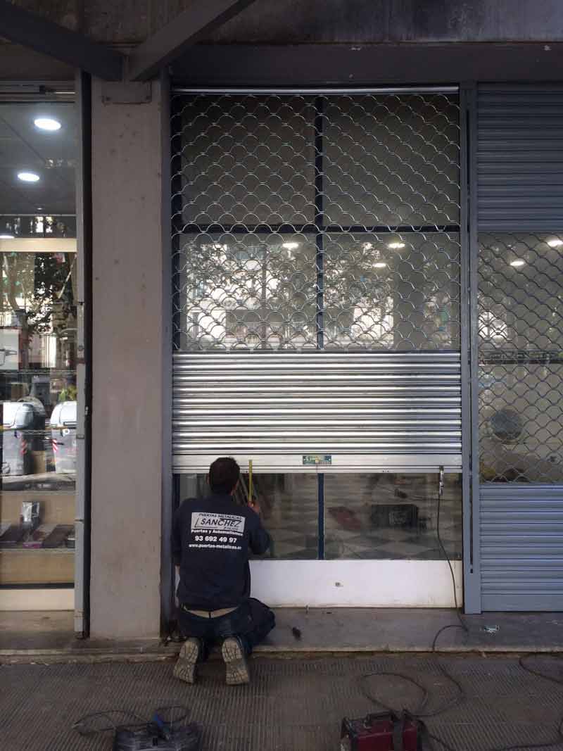 Puerta de varilla para un negocio de limpieza