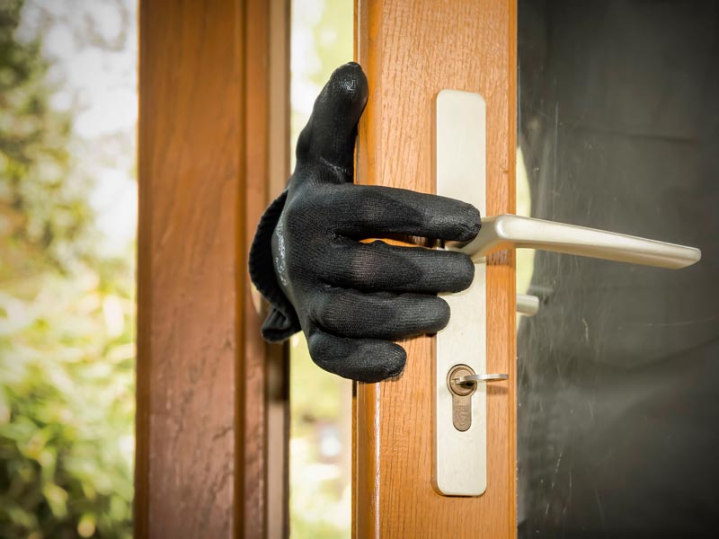 Ladrón abriendo una puerta