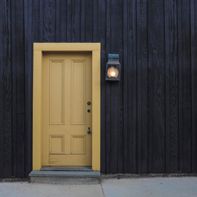 como-elegir-puerta-seguridad-vivienda-negocio-puerta-amarilla